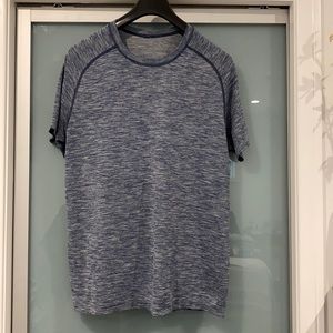 Lululemon Men’s shirt sleeve T-shirt size L blue
